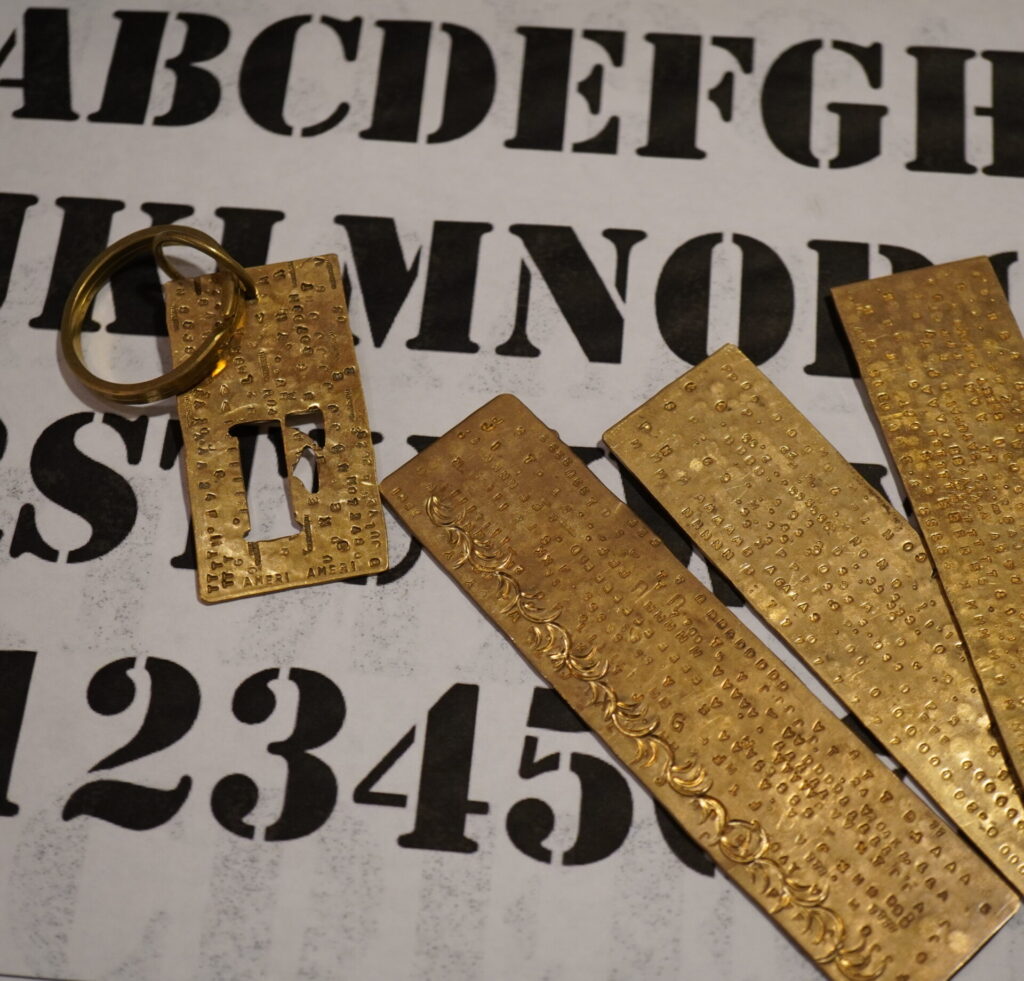 ステンシルキーホルダー製作風景